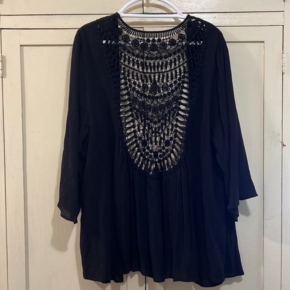 Black kimono with crochet back super cute 🥰 by Torrid - Picture 2 of 4